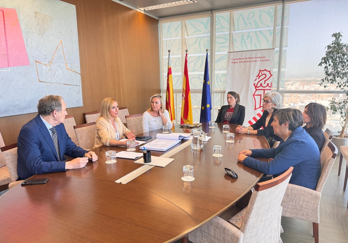 Reunión de la consellera Pradas con la plataforma.