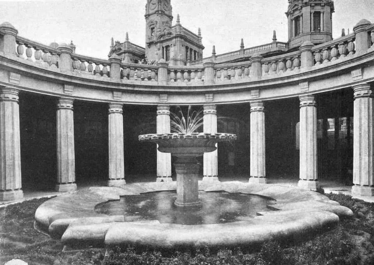 Imagen secundaria 1 - Detalles de la plaza del Ayuntamiento, con la obra de Goerlich.