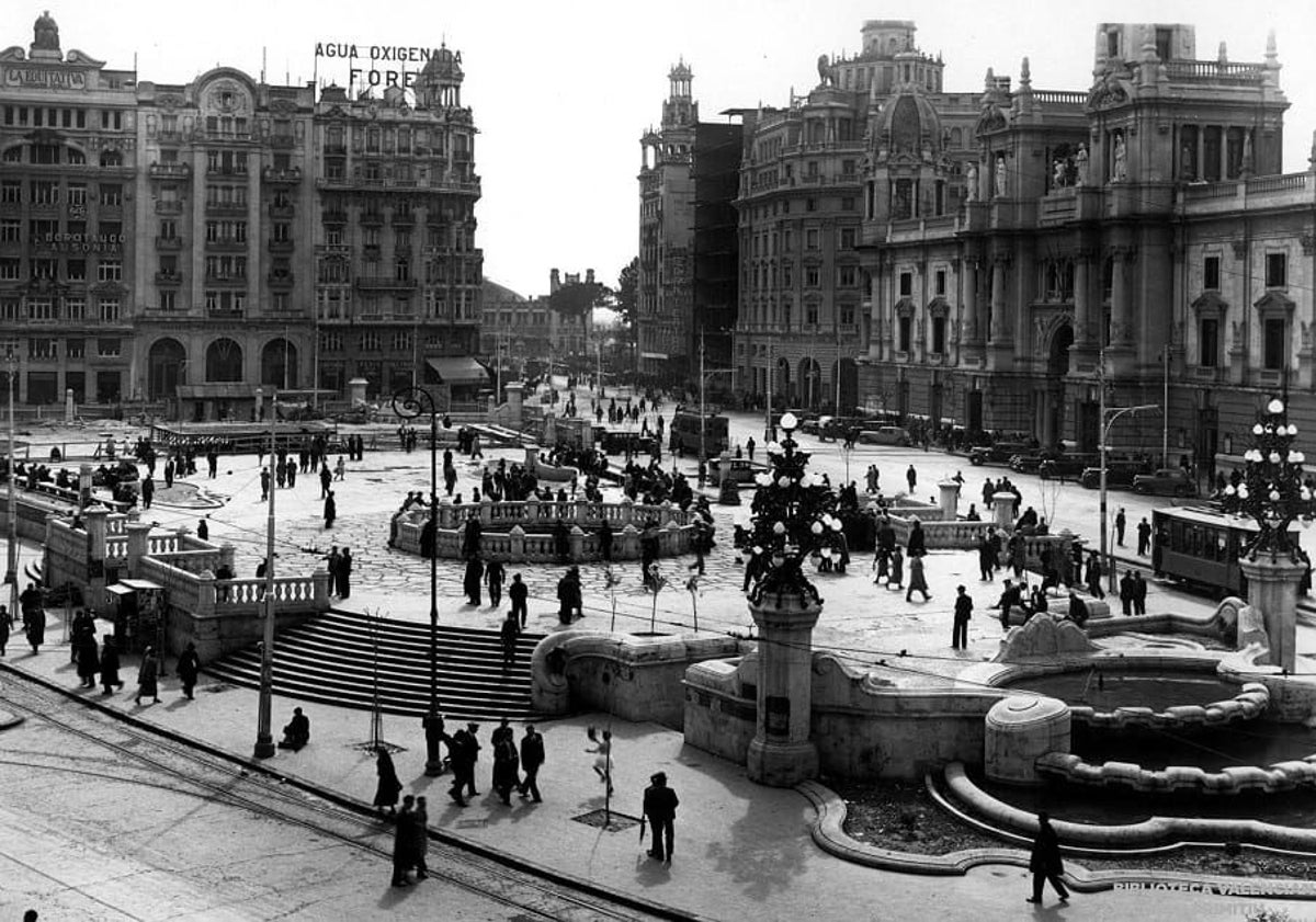 Imagen principal - Detalles de la plaza del Ayuntamiento, con la obra de Goerlich.