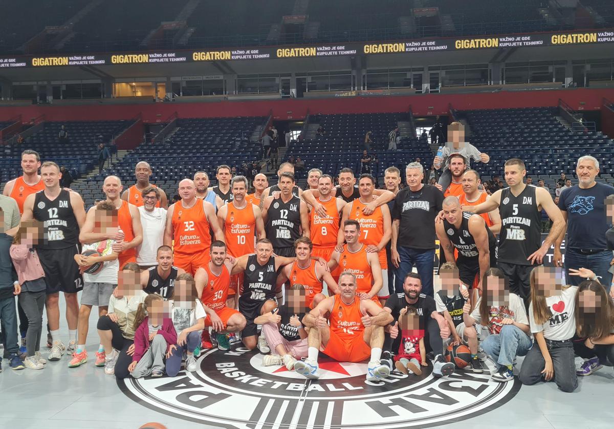 Las leyendas del Valencia Basket y el Partizan, tras el partido.