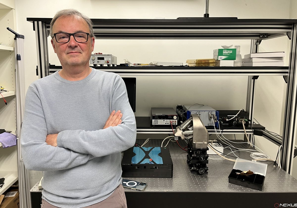 El investigador José Capmany, junto a los instrumentos de investigación de la UPV.