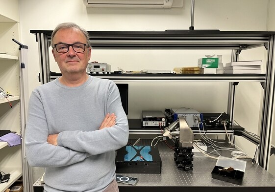 El investigador José Capmany, junto a los instrumentos de investigación de la UPV.