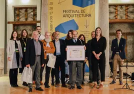 Los arquitectos galardonados, junto a Sara Portela, directora de Open House, y otros miembros de la organización.