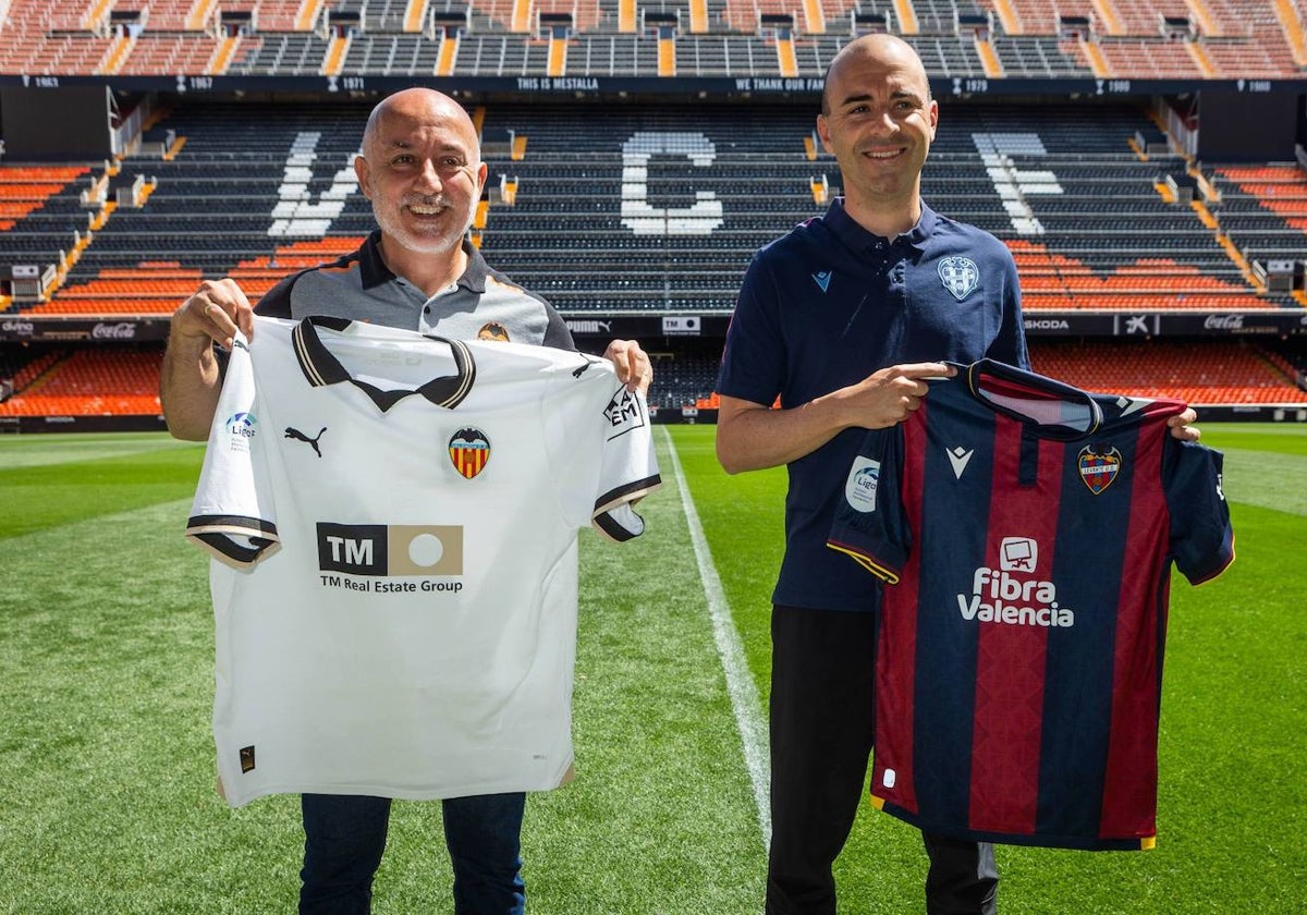 Jesús Oliva y José Luis Sánchez Vera, en Mestalla.