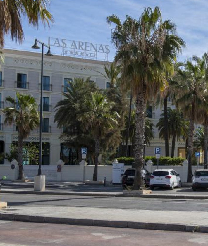 Imagen secundaria 2 - La Cofradía de Pescadore, el Veles e Vents y el hotel Las Arenas, edificios a admirar durante la carrera.