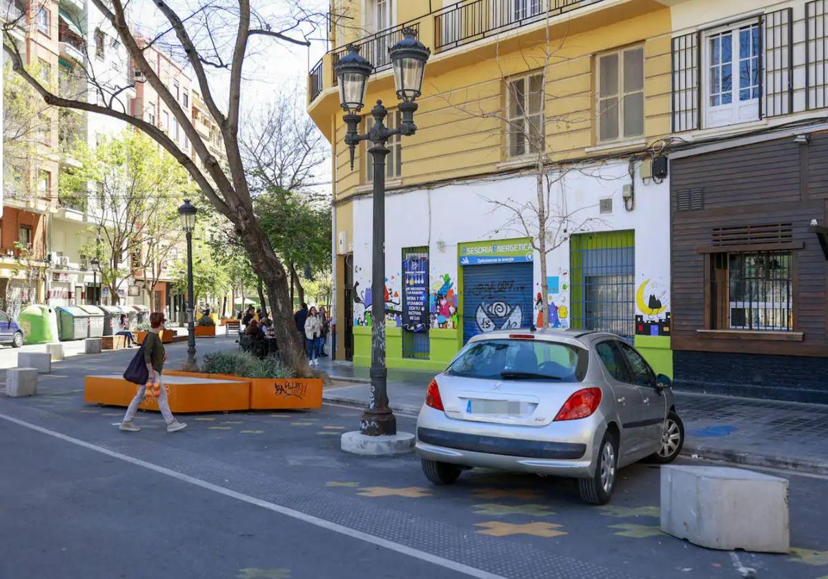 Un coche aparcado en la supermanzana.