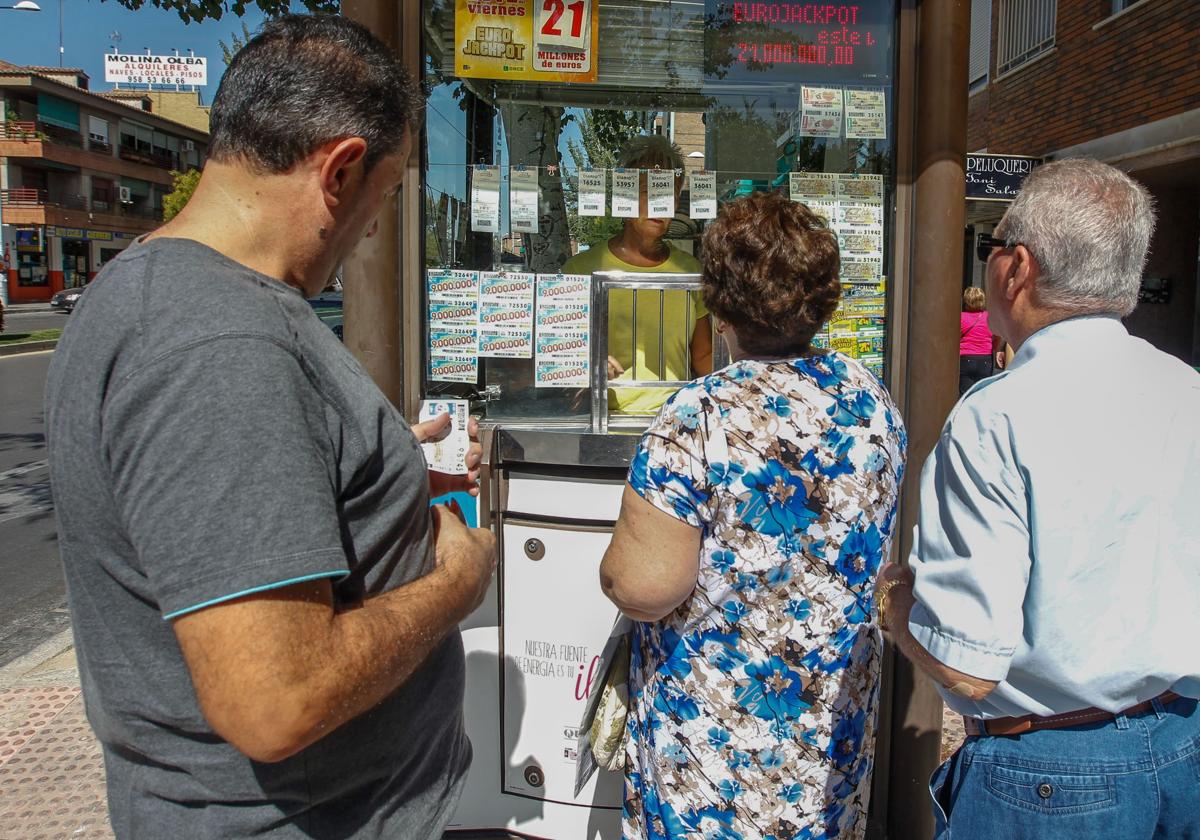 Varios clientes en un establecimiento de la ONCE, en una imagen de archivo.