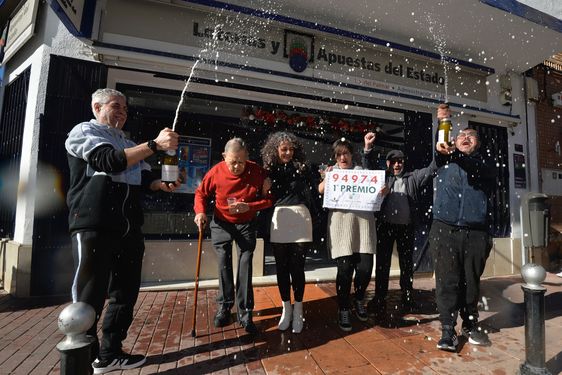 Varios jugadores celebran el premio de lotería, en una imagen de archivo.