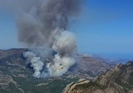 Vista del incendio desde lo alto de la Sierra de Bèrnia.