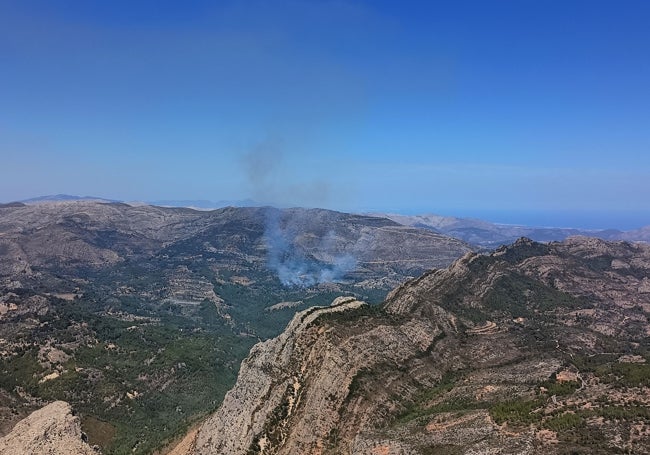 El fuego, en el momento inicial, captado desde lo alto de la montaña.