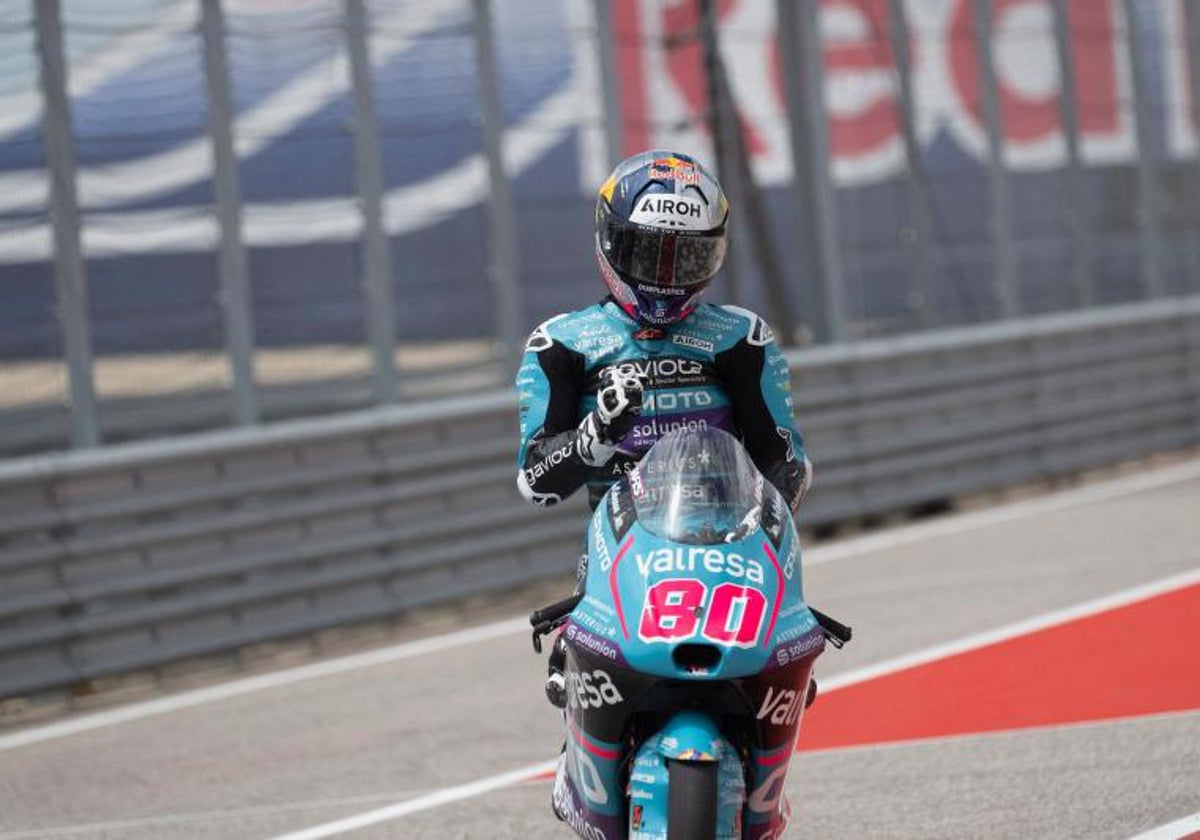 David Alonso cierra el puño, victorioso, en su entrada al paddock de Austin.