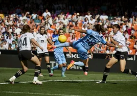 Gabi Nunes busca el gol con una volea durante el derbi en Mestalla.