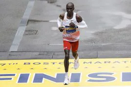 Eliud Kipchoge durante el maratón de 2023.