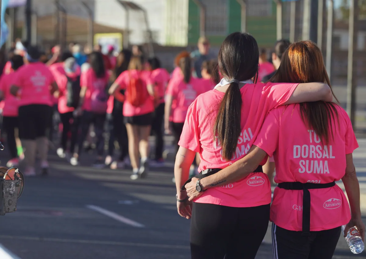 Imagen secundaria 1 - La reivindicación de la mujer en el running tiñe Valencia de rosa