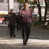 Un pensionista paseando.