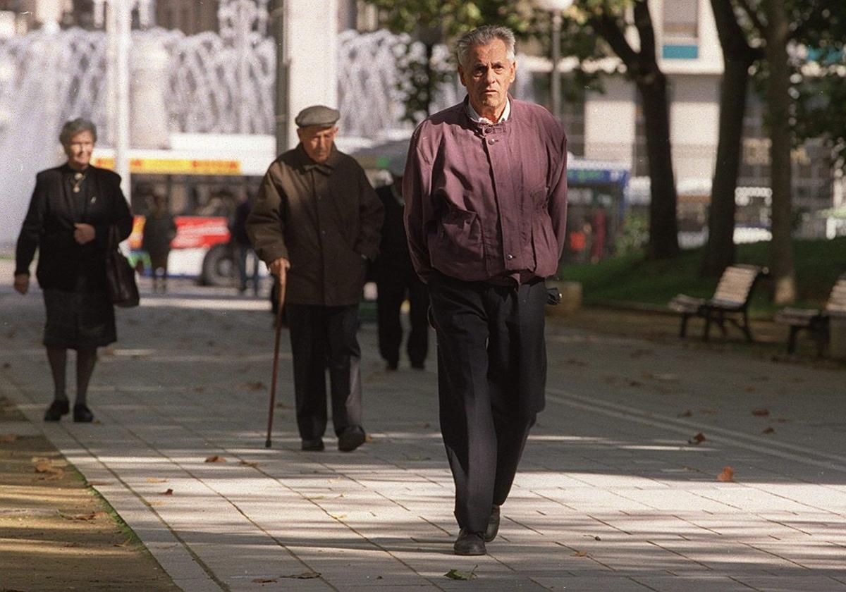 Un pensionista paseando.