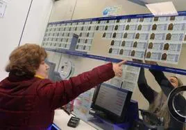 Una mujer en una administración de loterías.