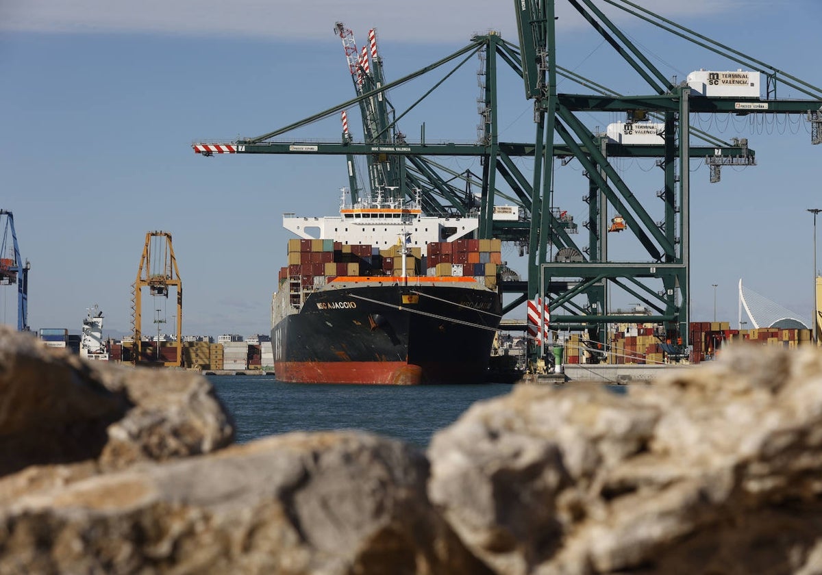 Un portacontenedores en el puerto de Valencia.