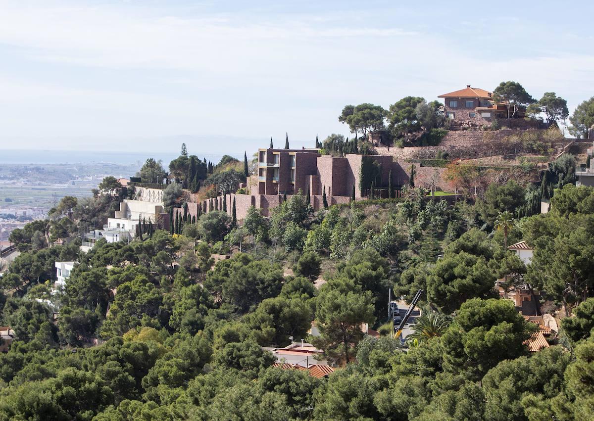 Imagen secundaria 1 - La urbanización se levanta en la última ladera que recae hacia el mar, en el monte Picaio, rodeada de mucha vegetación y con casas unifamiliares y también adosados.