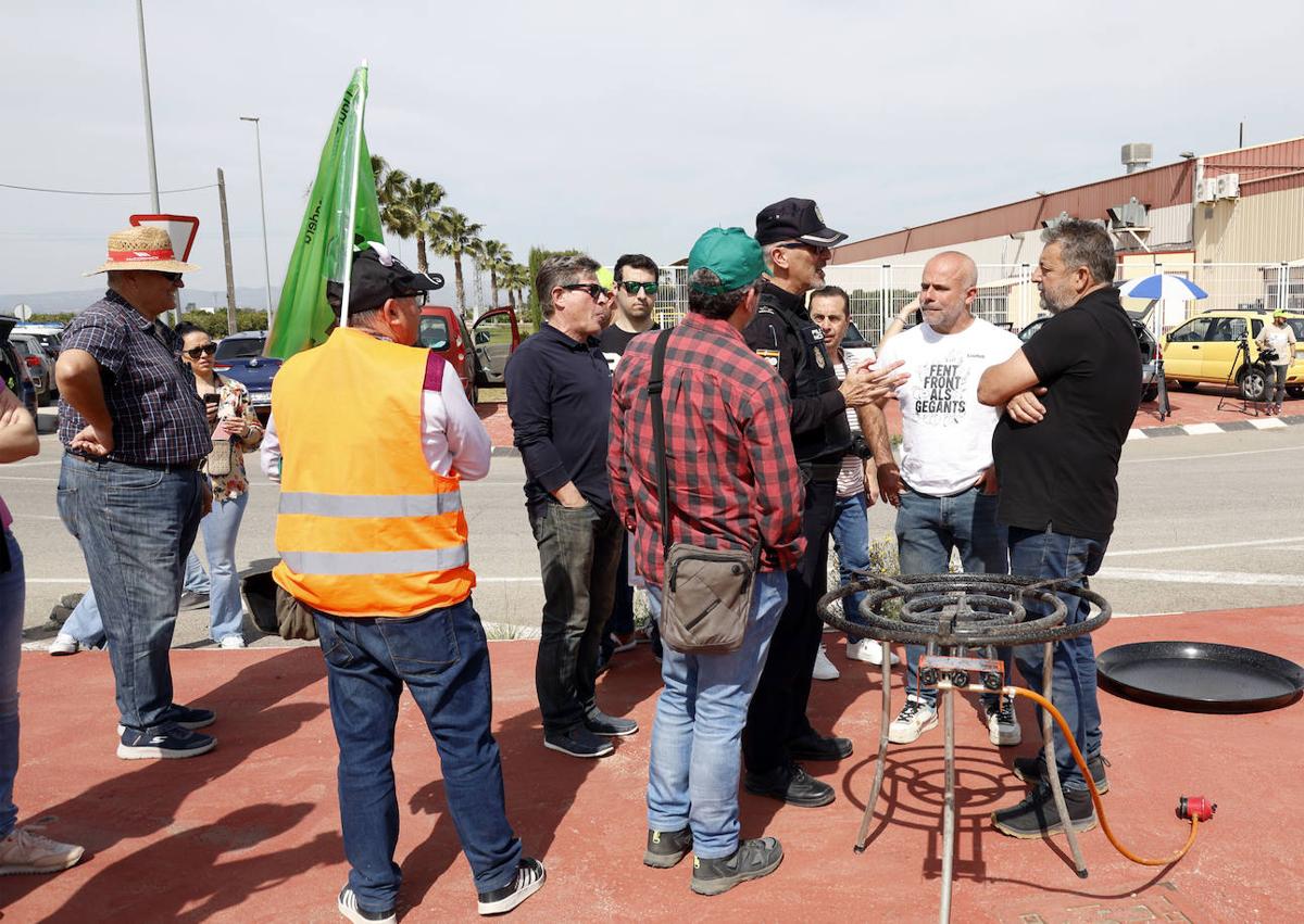 Imagen secundaria 1 - Los agricultores acusan a grandes empresas de mezclar arroz de Valencia con el importado