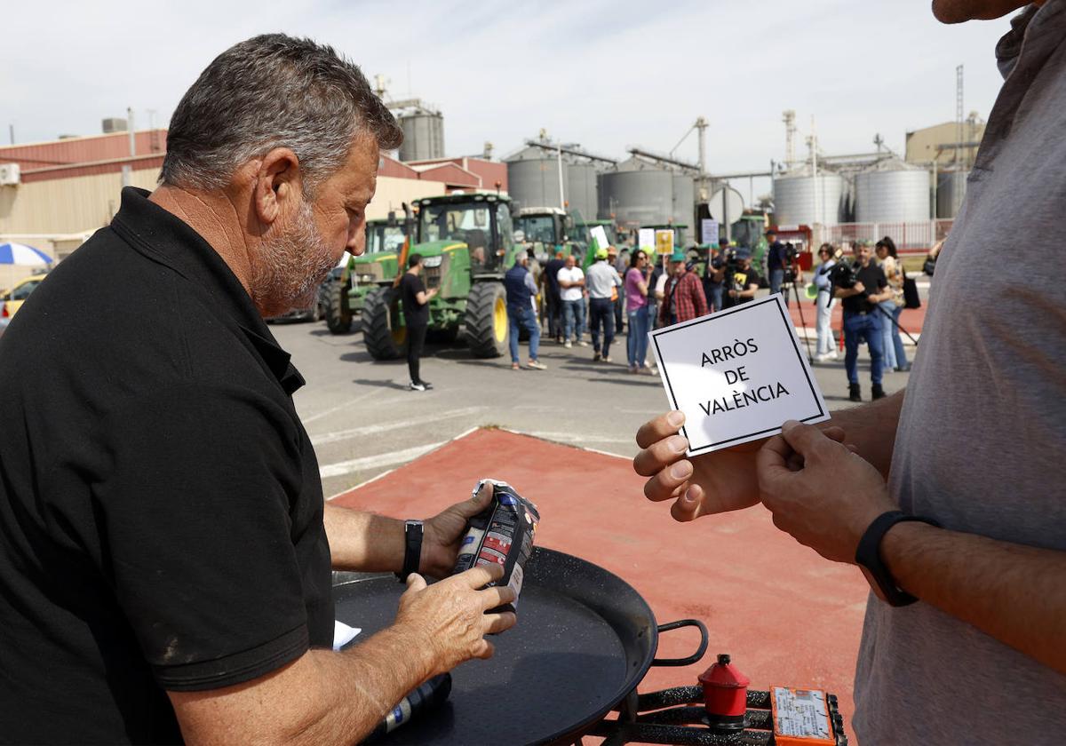 Agricultores preparan una paella con arroz de Valencia para protestar por las importaciones.