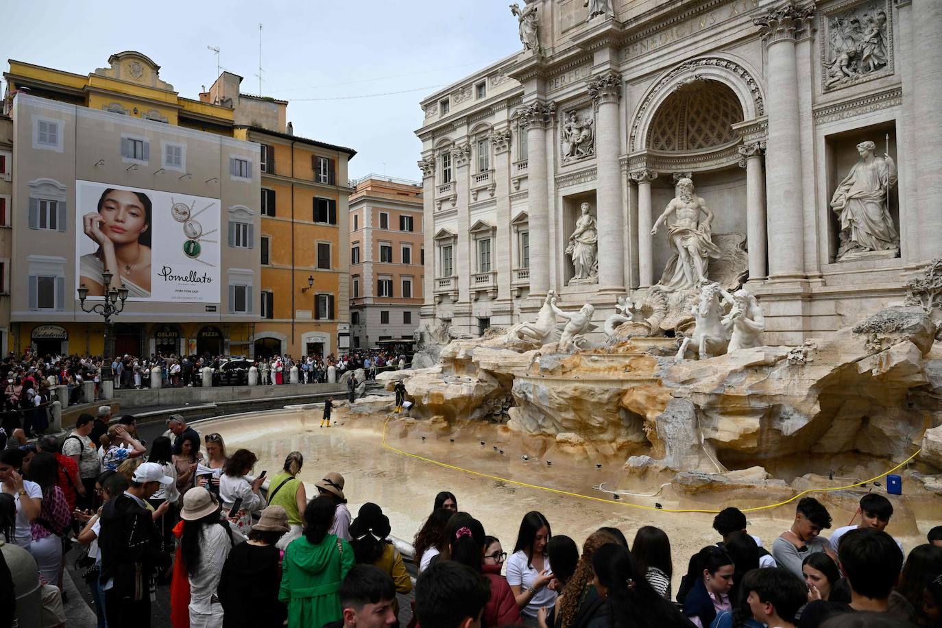 Así se limpia (y se recogen las monedas) de la Fontana de Trevi