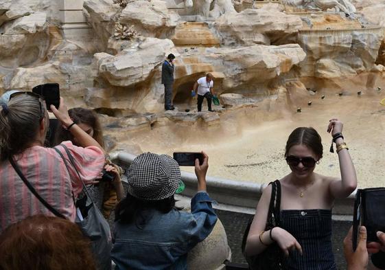 Así se limpia (y se recogen las monedas) de la Fontana de Trevi