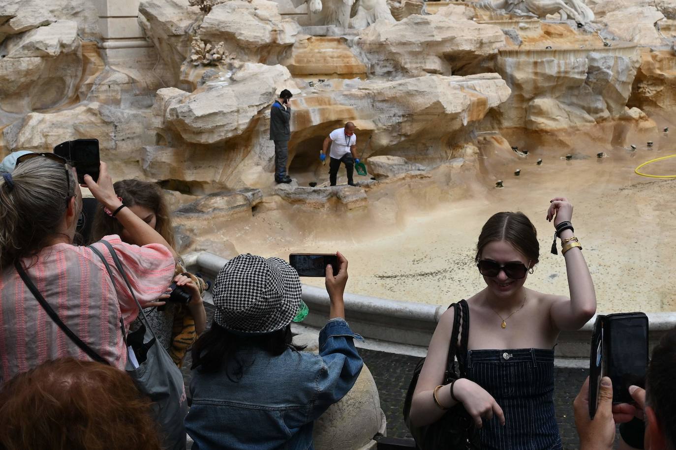 Así se limpia (y se recogen las monedas) de la Fontana de Trevi