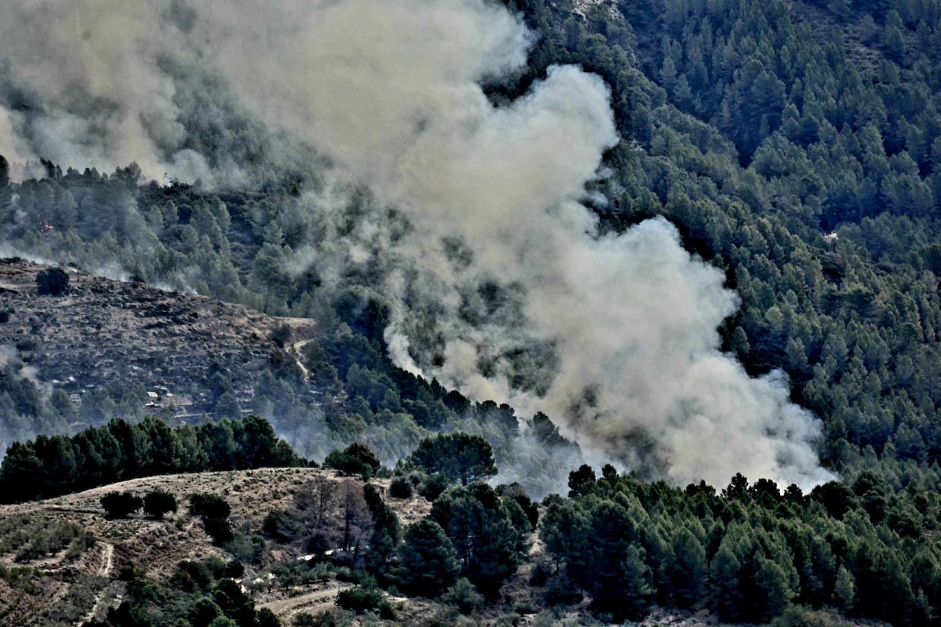 El incendio de Tàrbena deja ya casi 600 hectáreas calcinadas, en imágenes