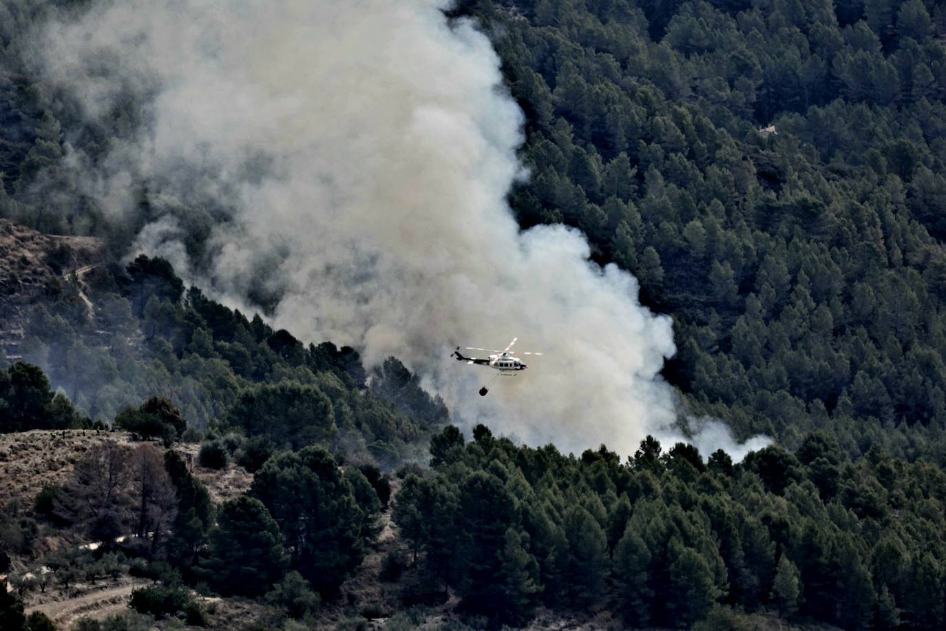 El incendio de Tàrbena deja ya casi 600 hectáreas calcinadas, en imágenes