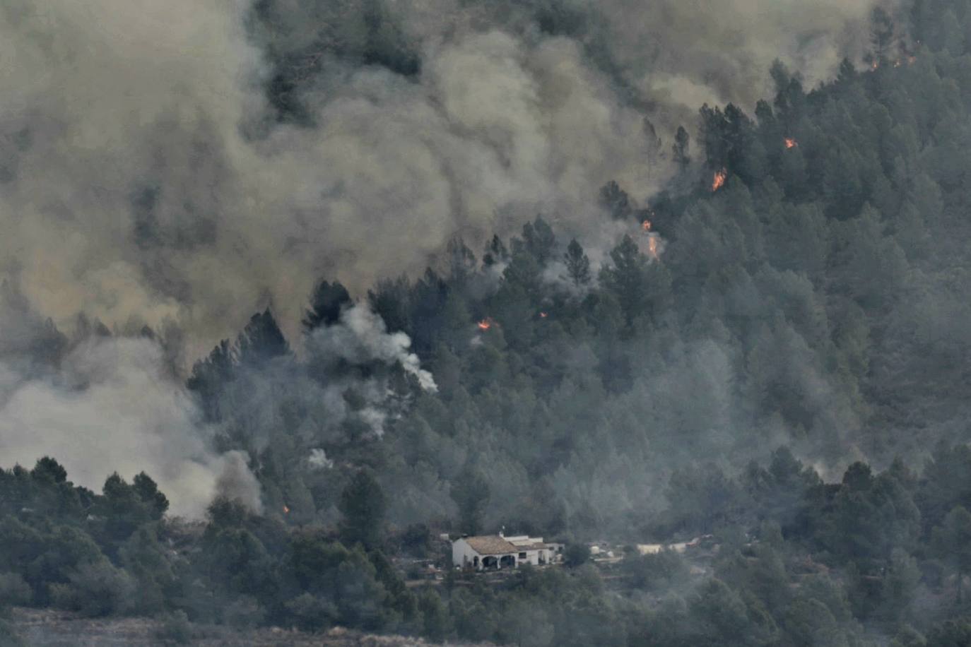 El incendio de Tàrbena deja ya casi 600 hectáreas calcinadas, en imágenes