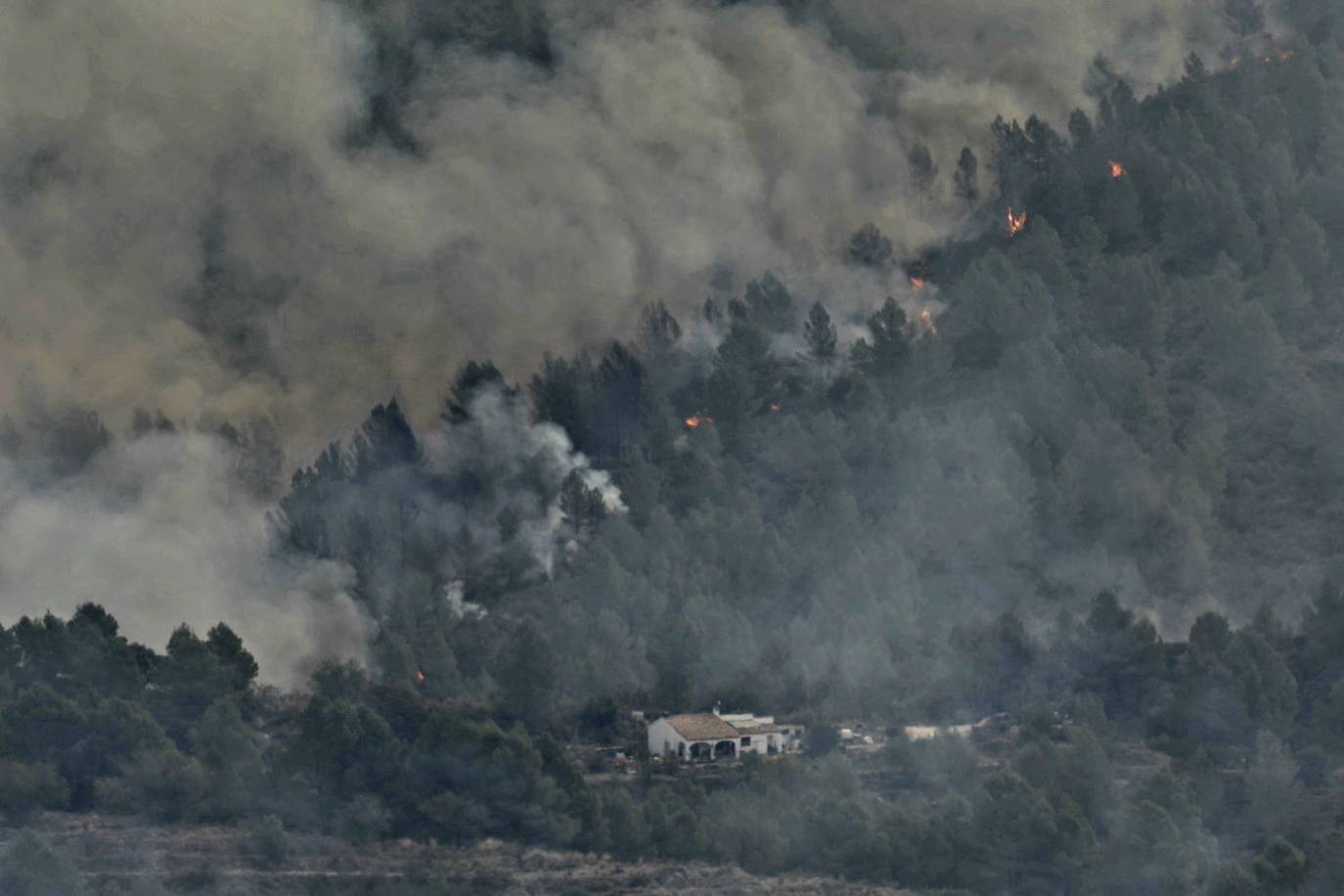 El incendio de Tàrbena deja ya casi 600 hectáreas calcinadas, en imágenes