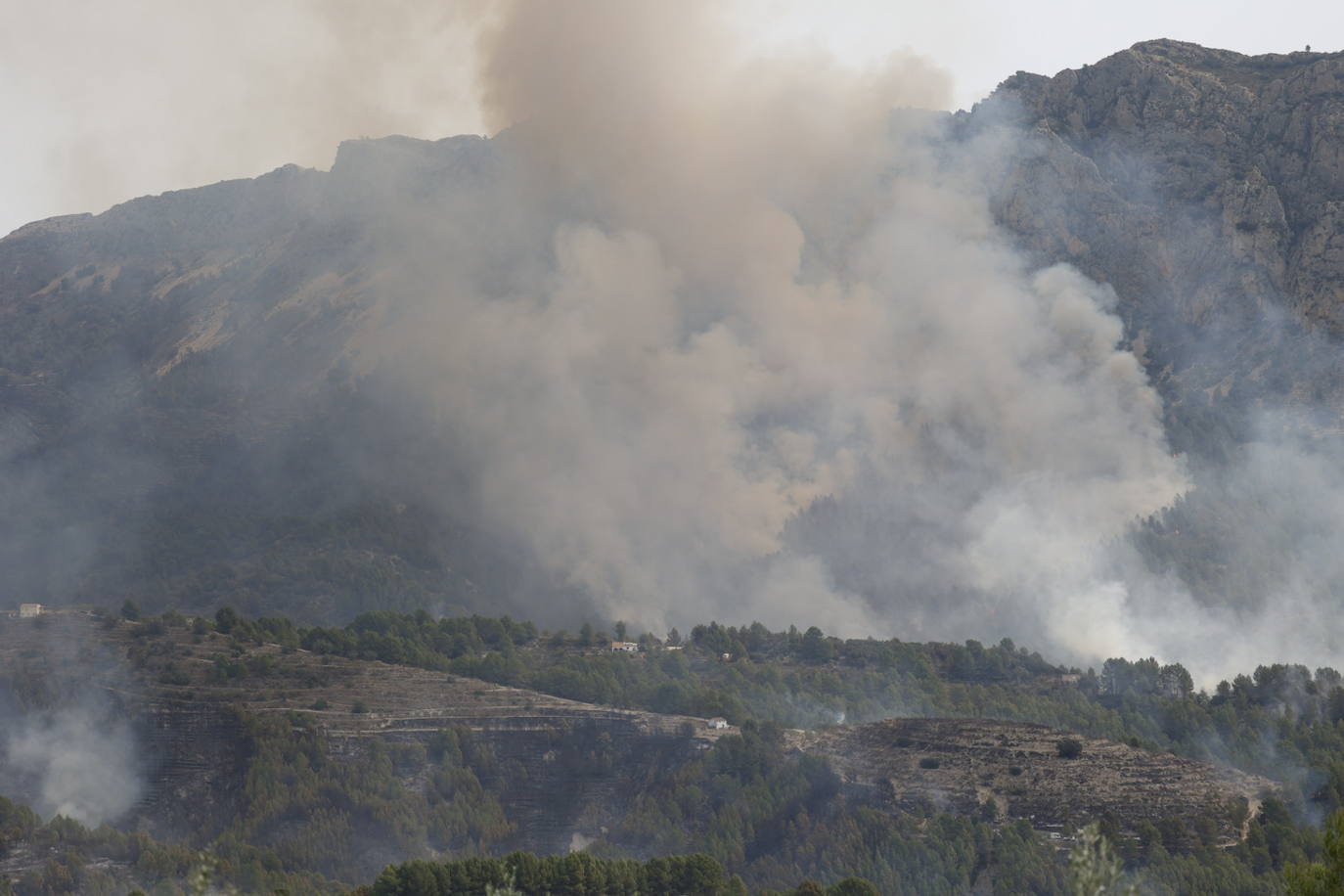 El incendio de Tàrbena deja ya casi 600 hectáreas calcinadas, en imágenes