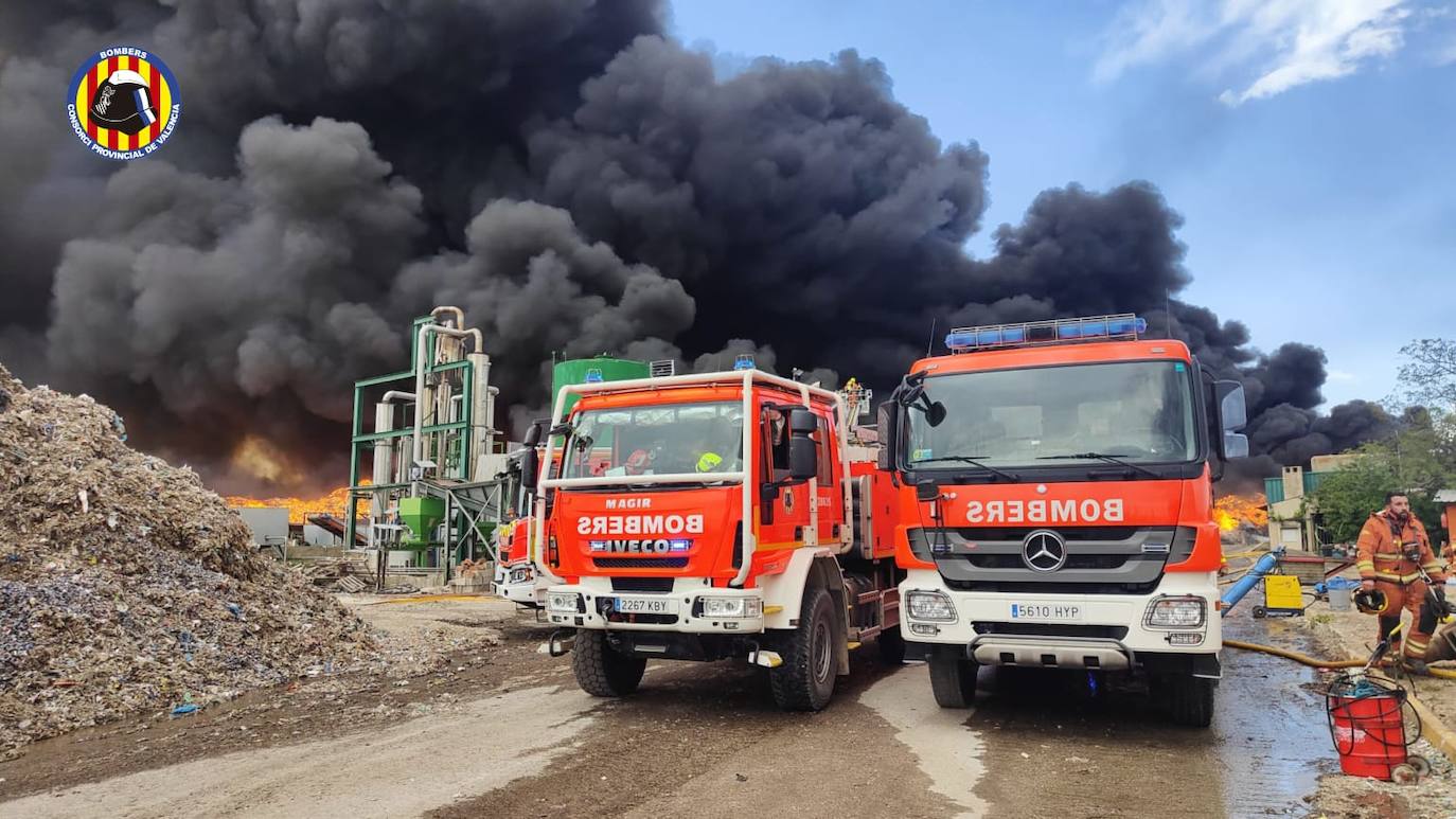 Fotos del incendio en una planta de reciclaje de San Antonio de Requena