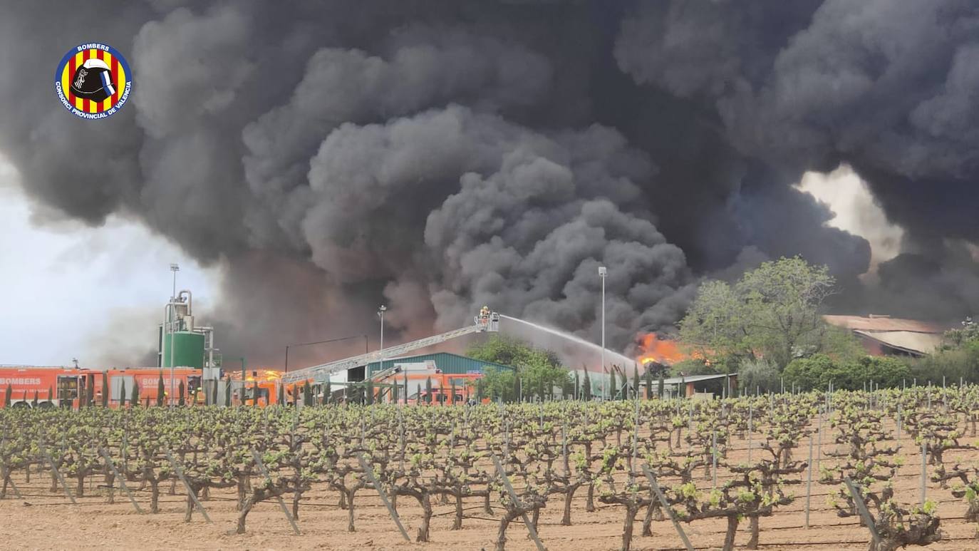 Fotos del incendio en una planta de reciclaje de San Antonio de Requena