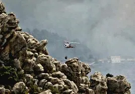 Efectivos trabajan en la extinción del incendio de Tárbena.