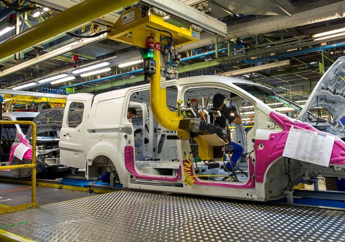 Un operario trabaja en la línea de producción de la Ford Transit Connect.