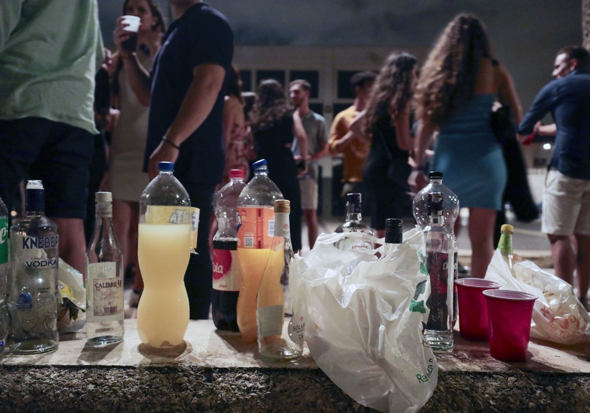 Botellón en el paseo marítimo de Valencia, en una imagen de archivo.