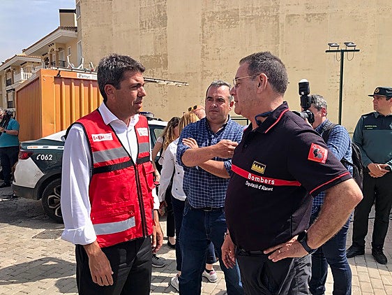 Mazón espera que se controle pronto el incendio de Tàrbena e incide en una «mala praxis» con una quema como posible origen