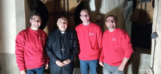 El arzobispo junto a varios representantes de los campaners de Moixent.