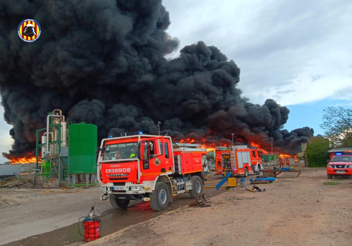 Dos heridos en el incendio en una planta de reciclaje de San Antonio de Requena