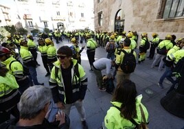 Concentración de bomberos forestales ante la Generalitat.