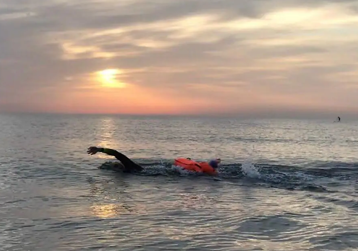 Nadador en la playa de la Patacona.