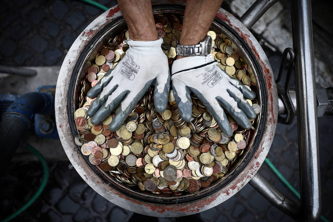 Así se limpia (y se recogen las monedas) de la Fontana de Trevi