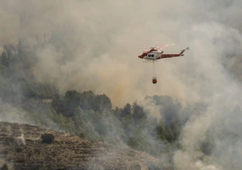 Un helicóptero sobrevuela la zona del incendio de Tárbena.