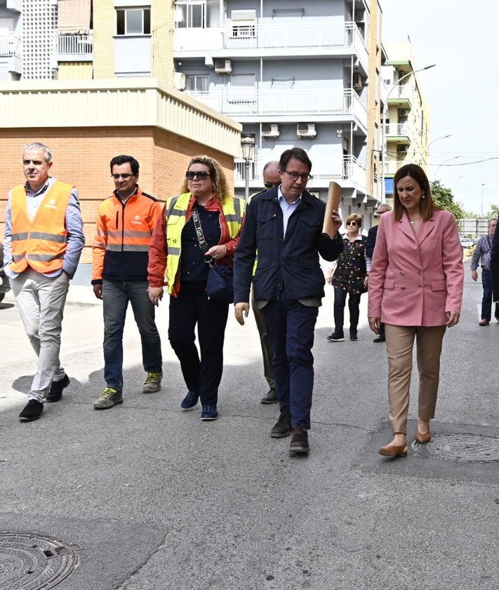 Imagen secundaria 2 - Visita de Catalá al barrio de Torerfiel.