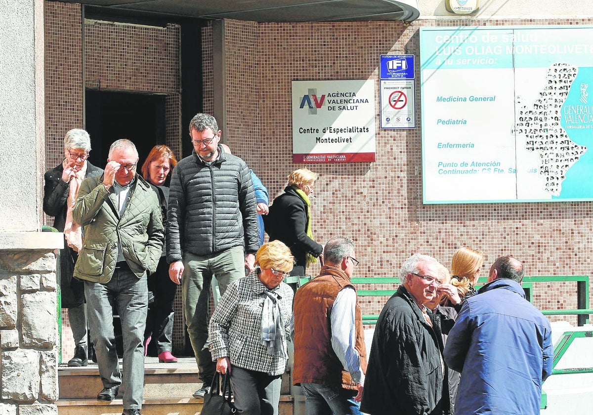 Varios pacientes en la puerta del centro de especialidades de Monteolivete.