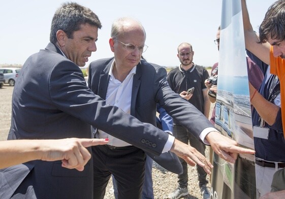 Thomas Dahlem, junto al presidente de la Generalitat en la visita a las obras de la gigafactoría.