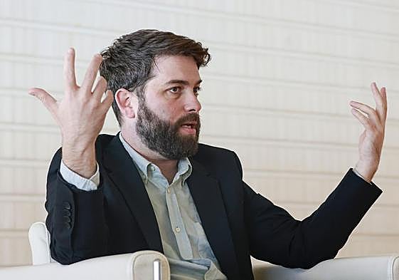 Rafael R. Villalobos, durante la entrevista en Les Arts.