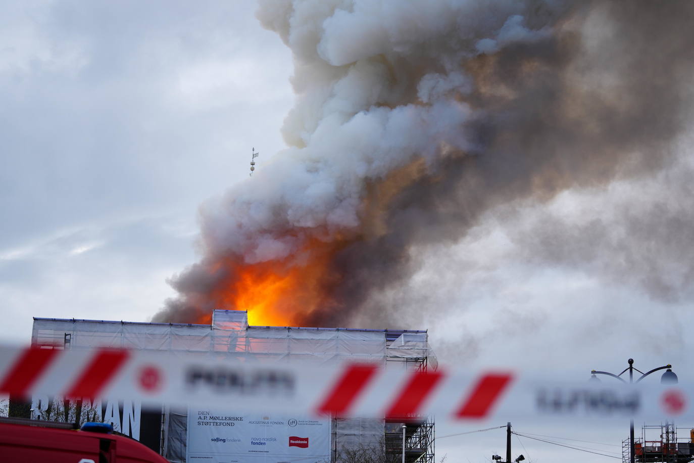 Las impactantes imágenes del incendio que devora el edificio de la Bolsa de Copenhague